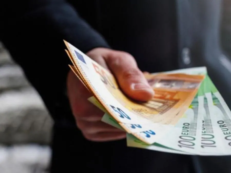 Διευκρινίσεις ΑΑΔΕ για τις επιχειρήσεις που δικαιούνται τα 800 ευρώ